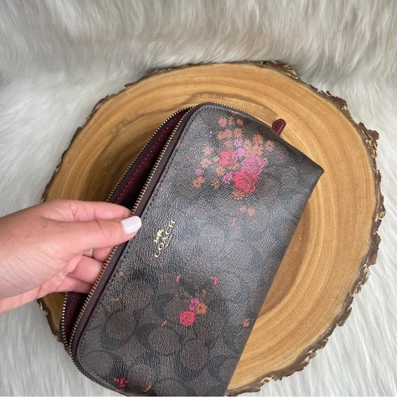 LIKE NEW Coach floral cosmetic bag - Picture 9 of 11